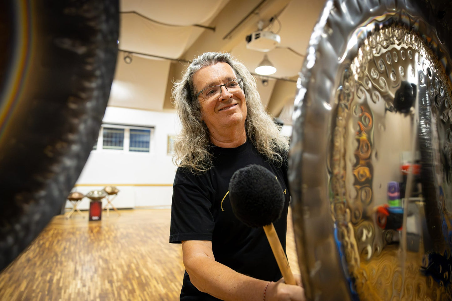 Jens Zygar playing a gong